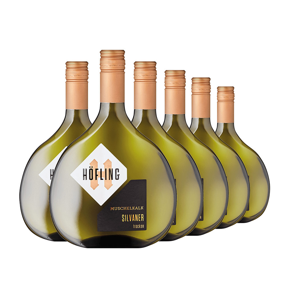 Sechs grüne Flaschen Silvanerwein „Muschelkalk“ aus Franken, jede mit einem goldenen Verschluss versehen, in zwei ordentlichen Reihen angeordnet.