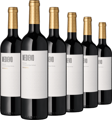 Sechs Flaschen Rotwein Rioja Reserva Medievo mit Goldfolienverschluss, in einer Reihe angeordnet.