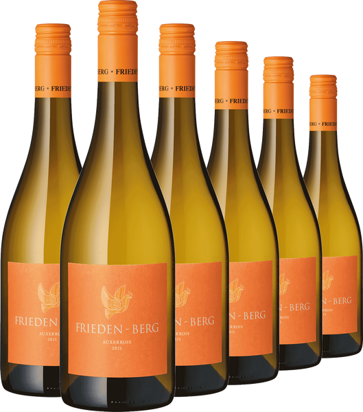 Sechs Flaschen Auxerrois-Weißwein von der Mosel, jede mit orangefarbenem Etikett und der Aufschrift FRIEDEN-BERG AUXERROIS 2021, präsentieren diese einzigartige Rebsorte ordentlich in einer Reihe arrangiert.