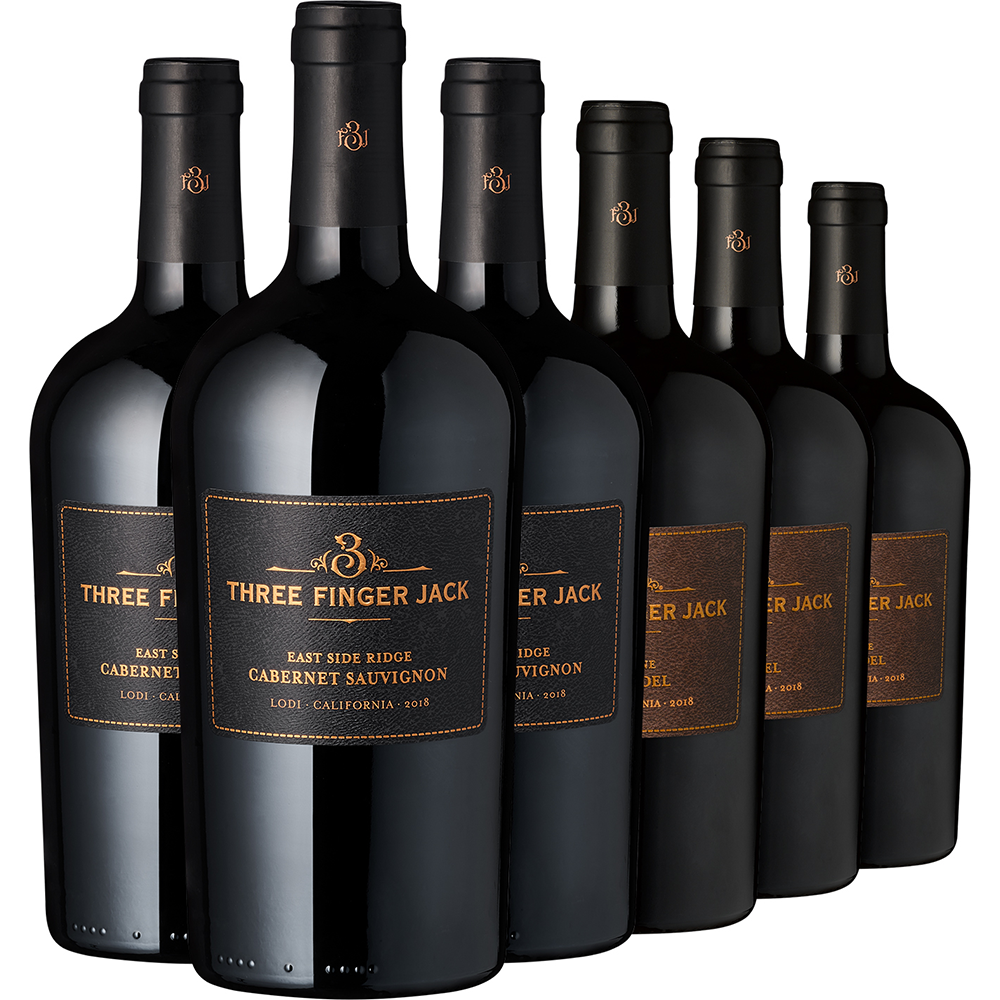 Sechs Flaschen Three Finger Jack-Wein, ordentlich in zwei Reihen auf weißem Hintergrund angeordnet – eine ideale Wahl zur Erweiterung jeder Weinsammlung.