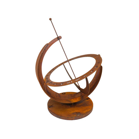 Rustikale Sonnenuhr aus Metall mit römischen Ziffern auf rundem Sockel, im authentischen Edelrost-Look, isoliert auf weißem Hintergrund.