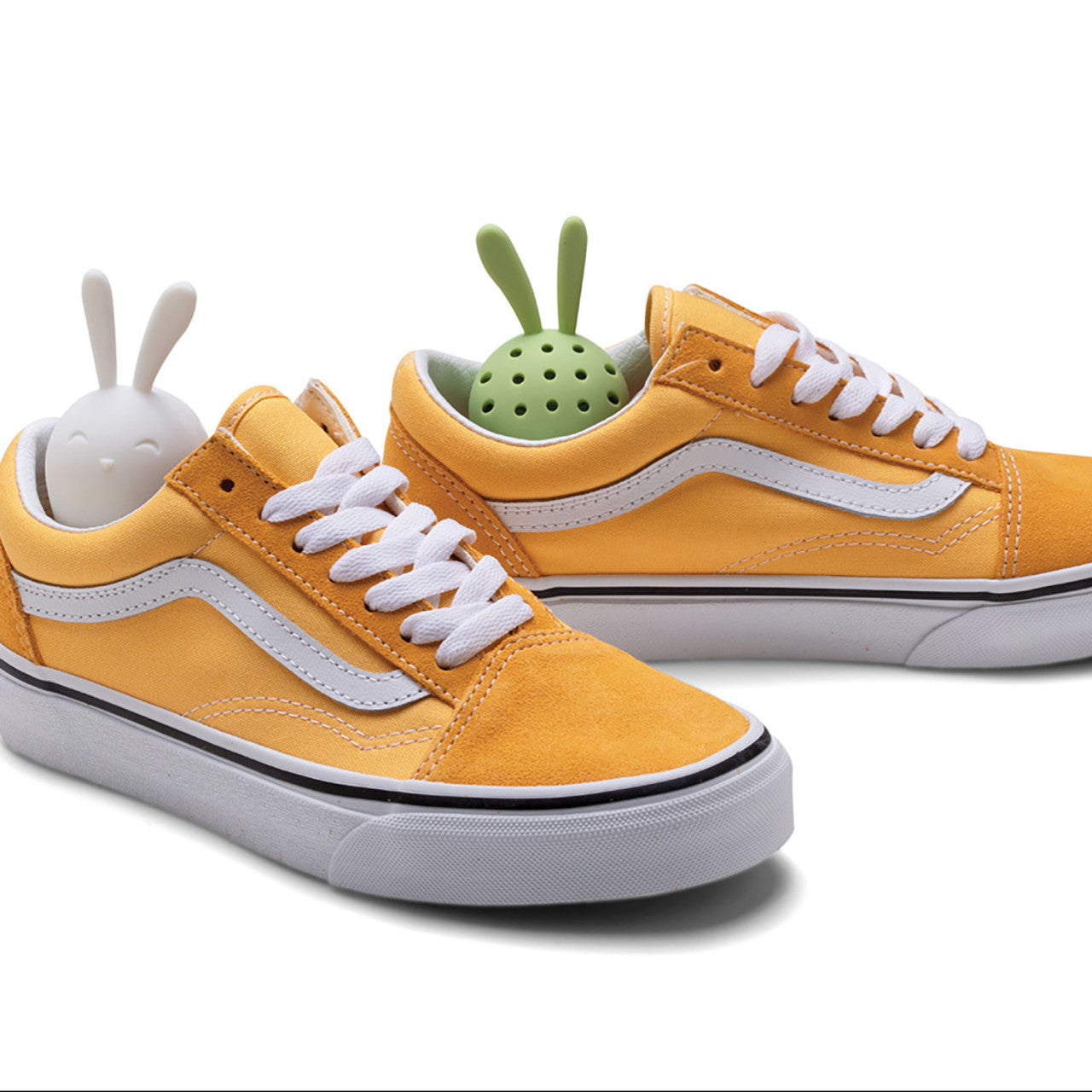 Gelbe Sneakers mit weißen Schnürsenkeln, in denen sich jeweils ein süßes Spielzeug mit Hasen- oder Pflanzenohren befindet – perfekt, um eine lustige Note zu verleihen und dank des integrierten Geruchsabsorbers für Frische zu sorgen.