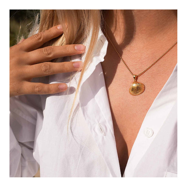 Kettenanhänger, Herzmuschel M 18k vergoldetes Silber, inkl. Kugelkette (50cm) um einen Damenhals getragen.