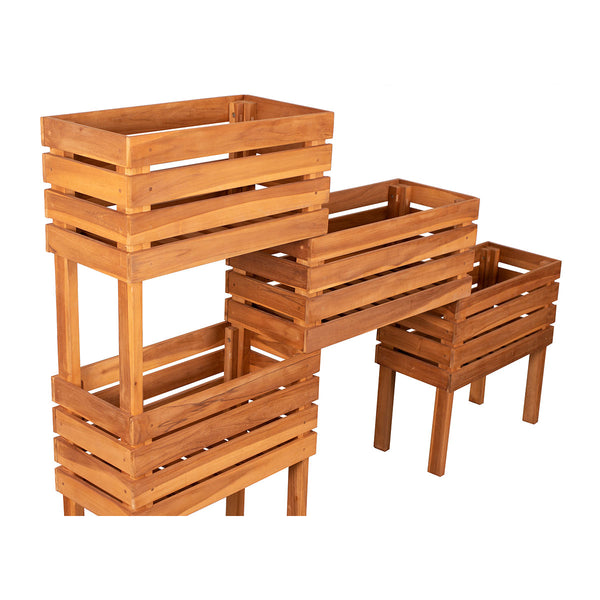 Drei Hochbeet-Pflanzkästen unterschiedlicher Höhe aus Teakholz sind versetzt und stufenweise gestapelt und sorgen so für eine stilvolle Gartendekoration.