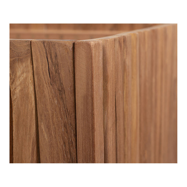 Nahaufnahme von vertikalen Holzlatten aus Teakholz mit einer glatten, natürlich braunen Oberfläche, die an die Handwerkskunst von Teakbox erinnert.