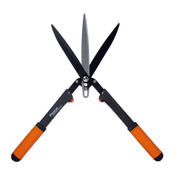 Eine schwarze Heckenschere mit orangefarbenen Griffen ist geöffnet und zeigt ihre langen  scharfen Klingen.