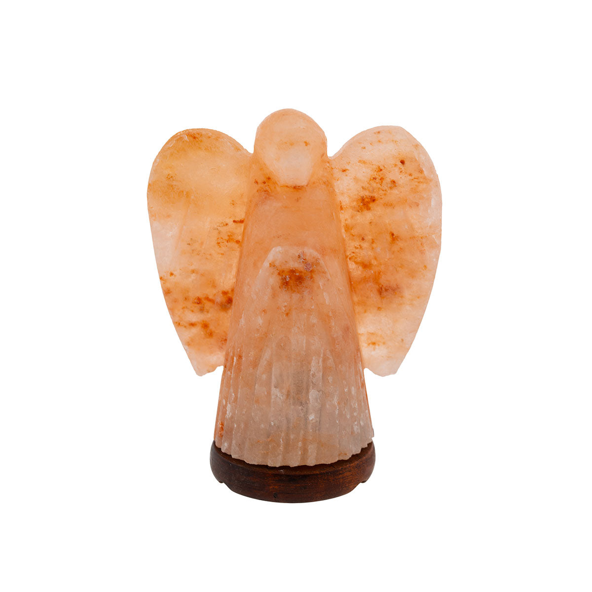 Das Bild zeigt eine orangefarbene Engelsskulptur aus Salzkristall  die auf einem dunklen runden Sockel steht.
