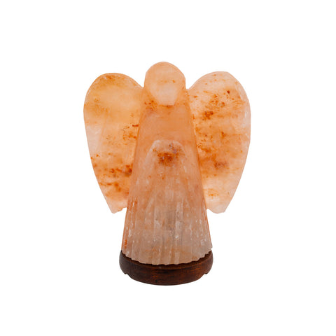 Das Bild zeigt eine orangefarbene Engelsskulptur aus Salzkristall  die auf einem dunklen runden Sockel steht.
