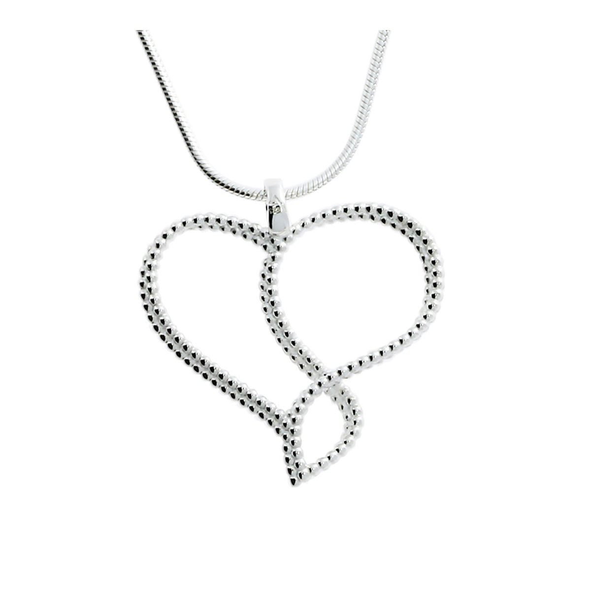 Ein silberner Anhänger in Form eines Herzens mit einer geschwungenen Schleifenverzierung hängt an einer glänzenden Kette.
