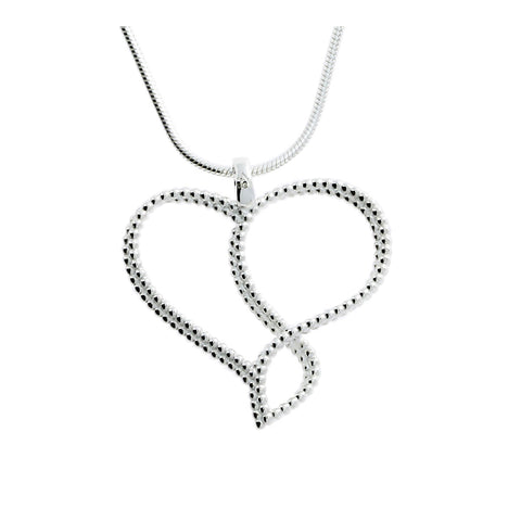 Ein silberner Anhänger in Form eines Herzens mit einer geschwungenen Schleifenverzierung hängt an einer glänzenden Kette.
