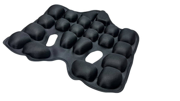 Ein schwarzes  gepolstertes Sitzkissen mit mehreren erhöhten  abgerundeten Bereichen und zwei Aussparungen.
