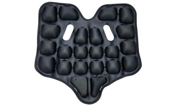 Ein schwarzes  ergonomisch geformtes Sitzkissen mit mehreren gepolsterten Erhebungen für Unterstützung und Komfort.
