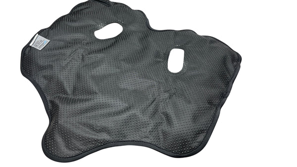 Ein schwarzes  unregelmäßig geformtes Pad mit zwei ovalen Aussparungen und einer Struktur aus kleinen Löchern.
