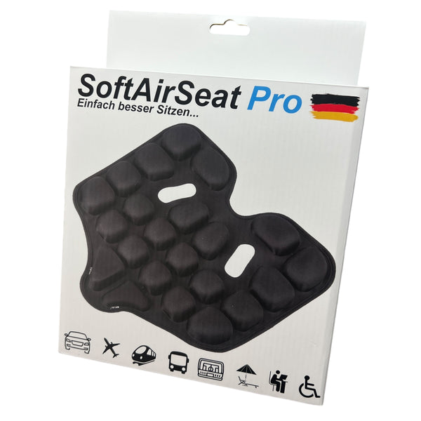Eine Verpackung mit der Aufschrift "SoftAirSeat Pro" zeigt ein schwarzes Luftkissen-Sitzpolster und darunter Symbole für Auto  Flugzeug  Zug  Bus  Campingstuhl und Rollstuhl.
