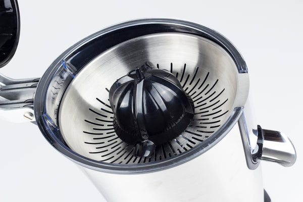 Eine silberne elektrische Zitronenpresse mit einem schwarzen Kegelaufsatz und einem Ausgießer auf der rechten Seite.
