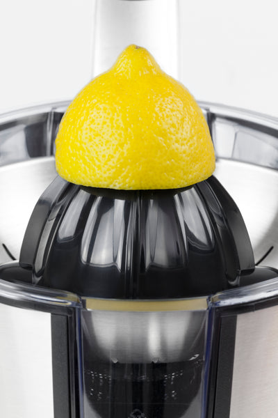 Eine halbe Zitrone wird auf einem schwarzen Zitrusentsafter ausgepresst.
