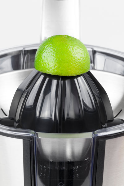 Eine grüne Limettenhälfte wird auf einem schwarzen Zitrusentsafter mit einem Edelstahlgehäuse ausgepresst.
