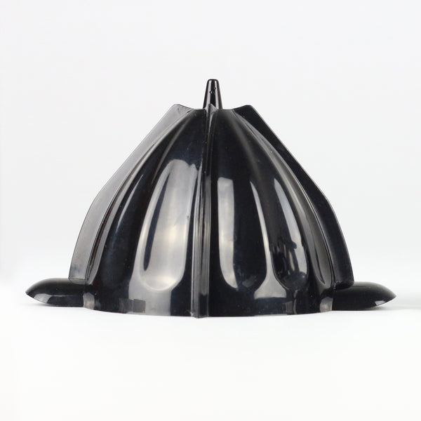 Ein schwarzer Plastikaufsatz einer Zitronenpresse mit geripptem  konischem Design vor weißem Hintergrund.
