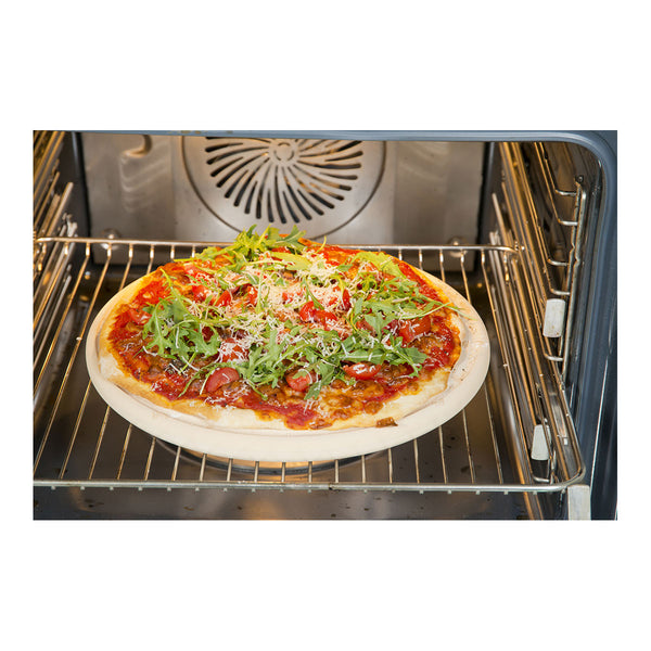 Eine knusprige  mit Tomatensauce  Rucola  Kirschtomaten und geriebenem Käse belegte Pizza liegt auf einem Backblech im Ofen.
