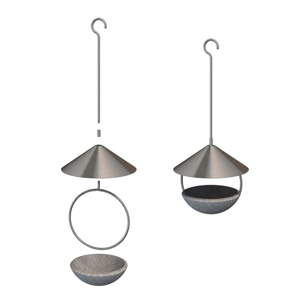 Zwei moderne Vogelhäuschen mit silbernen  konischen Dächern sind abgebildet  wobei das linke auseinandergebaut und das rechte vollständig montiert gezeigt wird.
