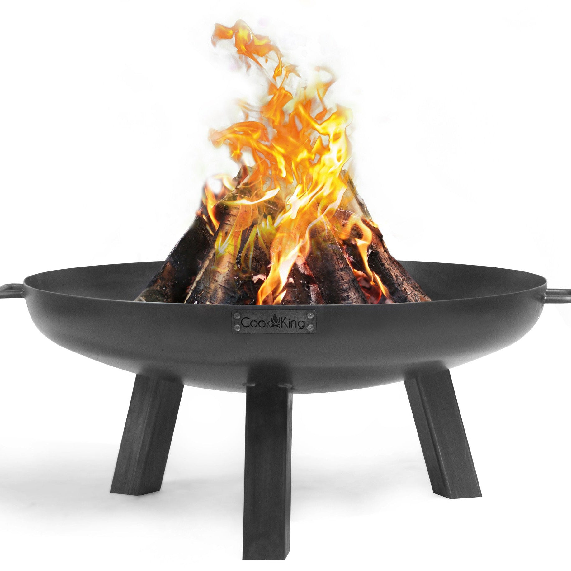 Ein kugelförmiger  schwarzer Feuerkorb mit brennenden Holzscheiten  die lebhafte Flammen emittieren.
