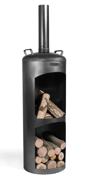 Ein freistehender  zylindrischer Kaminofen mit zwei offenen Fächern  in denen Holzscheite gestapelt sind  und einem oben angebrachten Rauchabzug.
