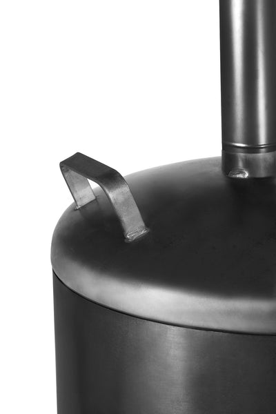 Nahaufnahme eines metallischen Behälters mit rundem Deckel und Griff sowie einem kurzen Rohr an der Oberseite.
