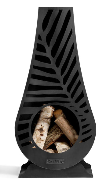 Ein schwarzer  tropfenförmiger Kamin mit einem Blattmuster und sichtbarem Brennholz in der runden Öffnung.
