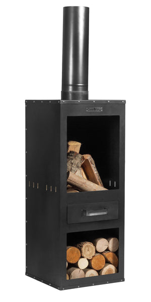 Ein schwarzer  rechteckiger Holzofen mit Schornstein zeigt zwei Fächer  eines mit Holzscheiten und das andere leer  und eine mittlere Schublade.
