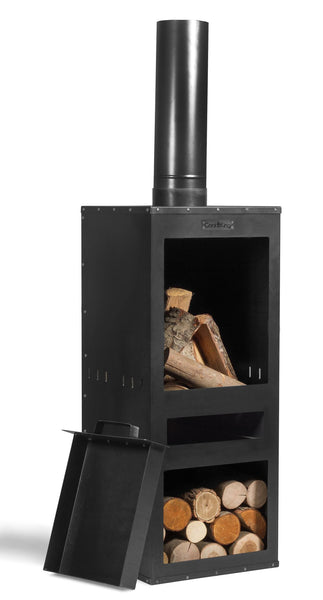 Ein schwarzer Outdoor-Kaminofen mit einem langen Schornstein und Fächern voller Holzscheite.
