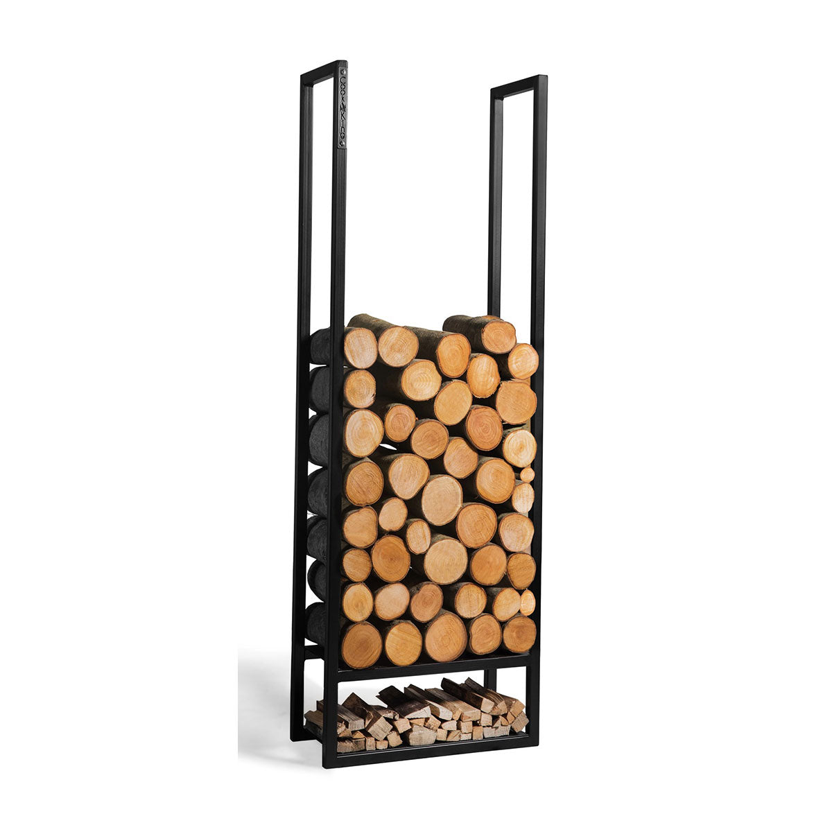 Ein hoher  schwarzer Metallständer  der mit geschnittenen Holzscheiten gefüllt ist; größere Stämme befinden sich in der Mitte und kleinere Stücke unten.
