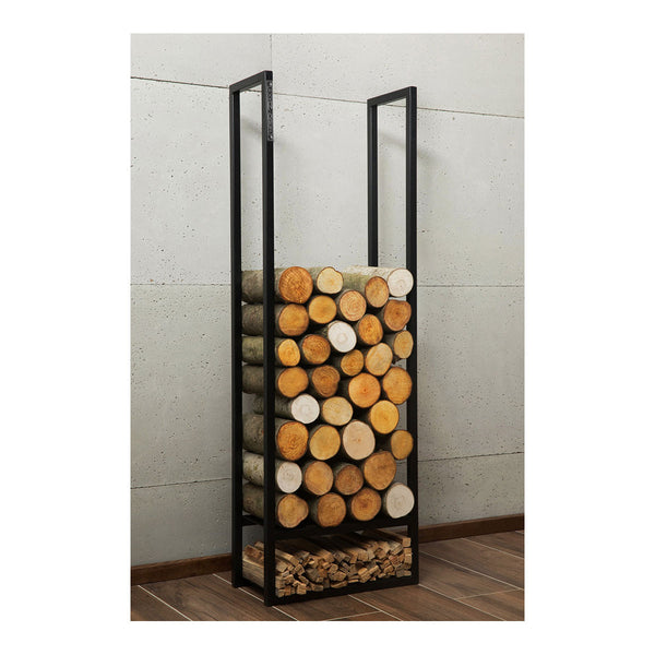 Ein hoher  schwarzer Metallständer steht an einer Wand und ist mit Holzscheiten gefüllt  die gestapelt sind  mit kleineren Stücken unten und größeren  runden Abschnitten oben.
