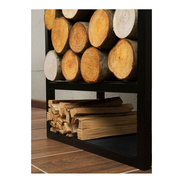 Ein schwarzes Regal enthält gespaltene Holzscheite und dicke Holzstämme  die ordentlich gestapelt sind.
