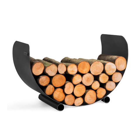 Ein schwarzer  halbkreisförmiger Holzkorb gefüllt mit gestapeltem Brennholz vor weißem Hintergrund