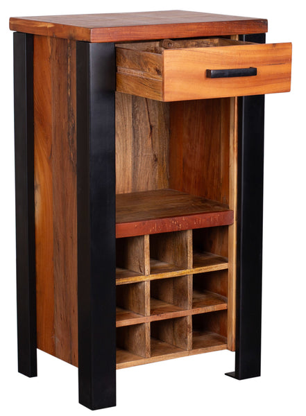 Ein rustikaler Holztisch mit schwarzen Metallbeinen  einer geöffneten Schublade und einem darunter liegenden Regal  das in kleine Fächer unterteilt ist.
