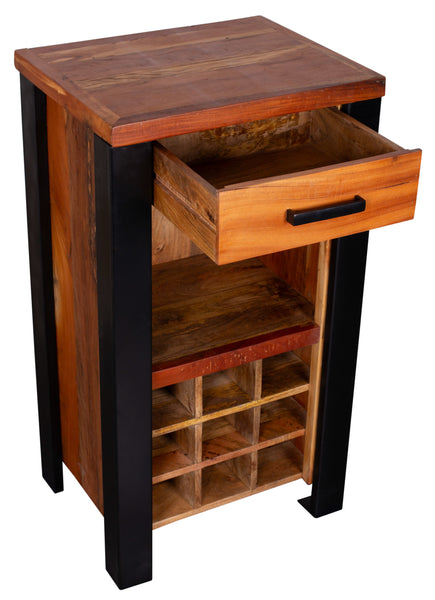 Ein rustikaler Holztisch mit schwarzen Metallbeinen  einer geöffneten Schublade und einem darunter liegenden Regal  das in kleine Fächer unterteilt ist.
