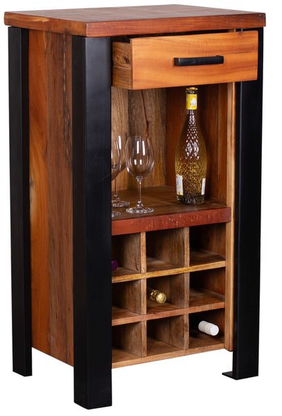 Eine hohe  schmale Weinbar aus Holz und Metall mit einer oberen Schublade  darunter ein Fach mit Wein und Gläsern sowie einem unteren Fach mit einem Gitter zur Lagerung von Flaschen.
