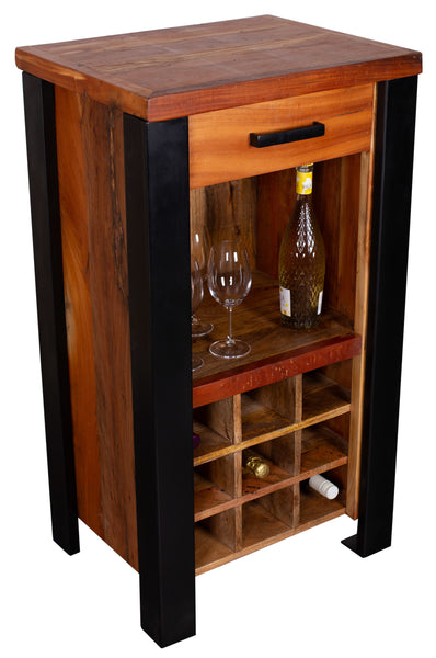 Eine hohe  schmale Weinbar aus Holz und Metall mit einer oberen Schublade  darunter ein Fach mit Wein und Gläsern sowie einem unteren Fach mit einem Gitter zur Lagerung von Flaschen.
