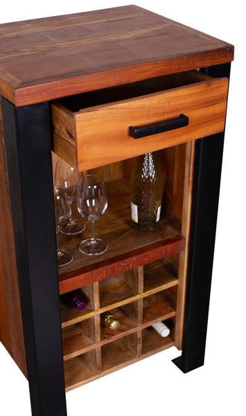 Ein rustikaler Holztisch mit schwarzen Metallbeinen  einer geöffneten Schublade und einem darunter liegenden Regal  das in kleine Fächer unterteilt ist.
