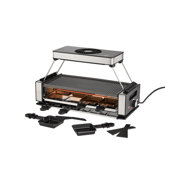 Ein elektrisches Raclette-Gerät mit einer gerillten Grillfläche  darunter Fächer für acht kleine Pfännchen sowie acht Pfännchen und zwei Schaber davor liegend.
