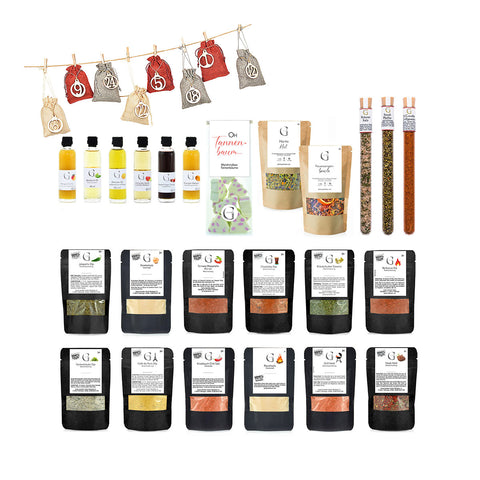 Verschiedene Gewürz- und Ölprodukte  Adventssäckchen und Geschenktüten sind aufgereiht  darunter Flaschen mit verschiedenen Flüssigkeiten  Beutel mit Kräutern und Gewürzmischungen und gläserne Röhrchen mit buntem Inhalt.
