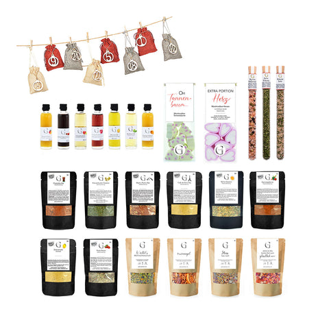 Das Bild zeigt verschiedene Gewürzbeutel  Gewürzgläser  Flaschen und Schokoladentafeln  die kunstvoll arrangiert sind  sowie kleine  nummerierte Stoffbeutel  die an einer Leine hängen.
