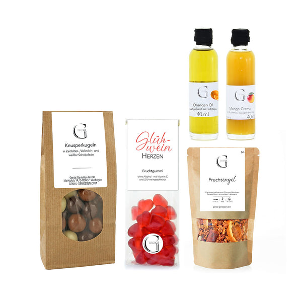 Eine Auswahl an Lebensmitteln  bestehend aus Flaschen mit Orangenöl und Mango-Creme  Glühweinherzen aus Fruchtgummi  Schokoladen-Knusperkugeln und einem Fruchtengel-Produkt  teilweise in einem Geschenkset mit weihnachtlicher Verpackung.
