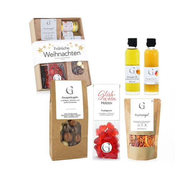 Eine Geschenkbox mit der Aufschrift "Weihnachtszauber" enthält verschiedene Leckereien  darunter eine Flasche  eine Packung Gummibärchen und Schokoladendragees  schön verpackt in einem Karton mit festlichem Design.
