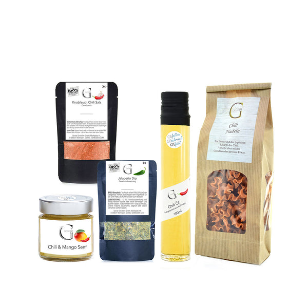 Eine Auswahl an kulinarischen Produkten  darunter Gewürze  Öl  Senf und Nudeln in unterschiedlichen Verpackungen.
