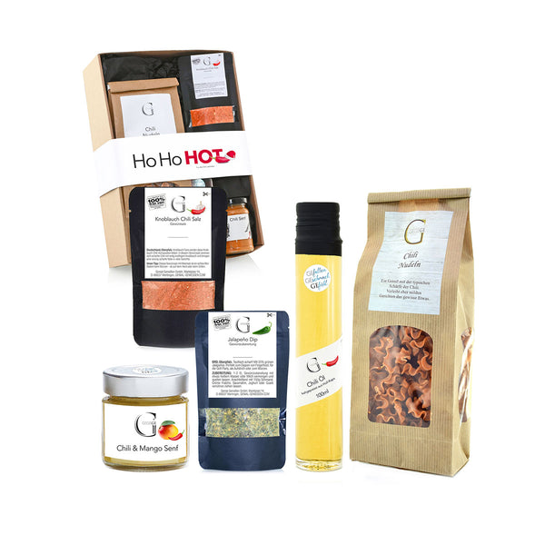 Ein Geschenkkorb mit verschiedenen Gewürzprodukten  darunter Knoblauch-Chili-Salz  Chili und Mango Senf  JalapeÃ±o-Dip  Chili-Öl und Chili-Nudeln  auf weißem Hintergrund mit der Aufschrift "Ho Ho Hot".
