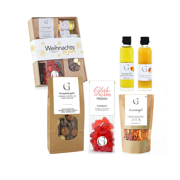 Eine Auswahl an Lebensmitteln  bestehend aus Flaschen mit Orangenöl und Mango-Creme  Glühweinherzen aus Fruchtgummi  Schokoladen-Knusperkugeln und einem Fruchtengel-Produkt  teilweise in einem Geschenkset mit weihnachtlicher Verpackung.
