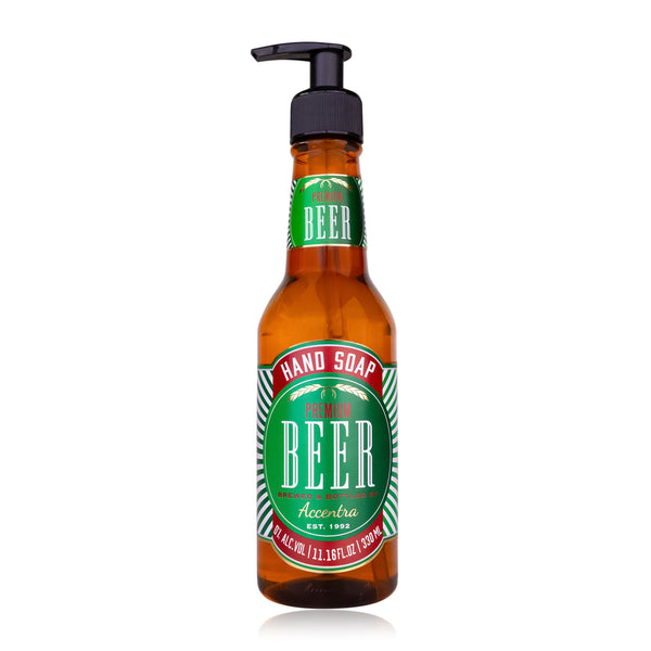 Eine braune Pumpflasche im Stil einer Bierflasche mit dem Etikett "Hand Soap Premium Beer" und einem grünen und roten Design.
