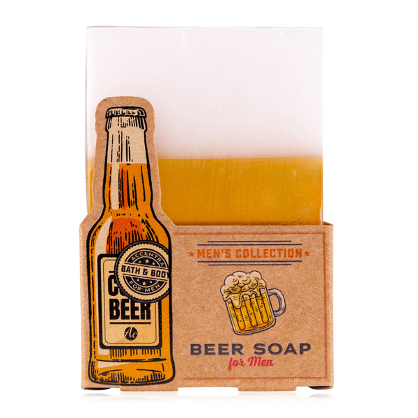 Ein Stück Seife  das wie ein goldgelbes Bier mit weißem Schaum aussieht  steht in einer Verpackung mit der Aufschrift "Men's Collection
