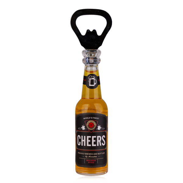 Eine Flasche mit einem Bieretikett  auf dem "CHEERS" steht  hat einen Flaschenöffner als Verschluss.
